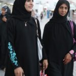 イスラム女性は外では黒いチャドルやアバーヤ。「何を着たら良いかわからない」悩みから解放される