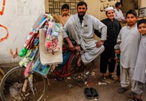 パキスタン男性の民族衣装サルワールカミーズ