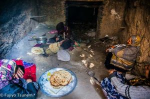 イラン　カング村　共同でパンを焼く女性たち