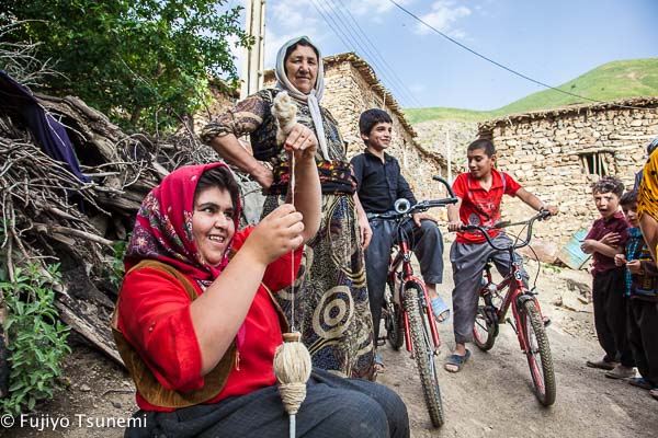 村で毛糸を編んでいた女性。写真を撮っていたら、村民たちがわらわらと集まってきた！