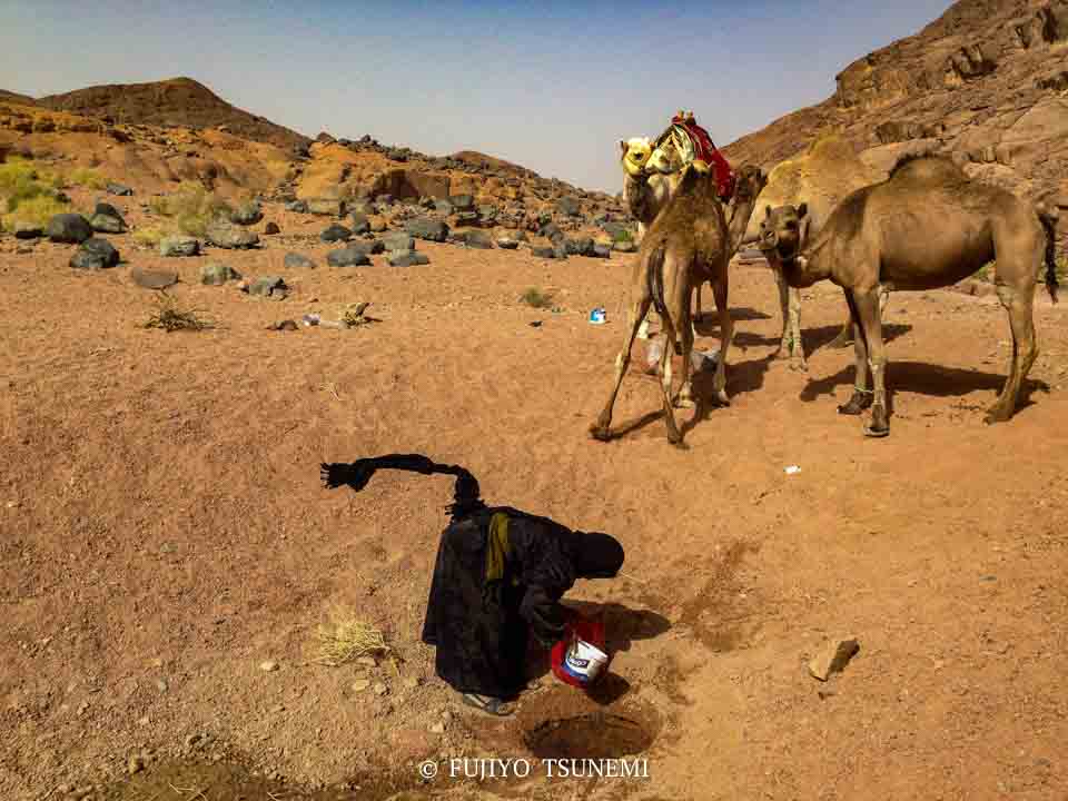 砂漠生活　砂漠の泉　遊牧民