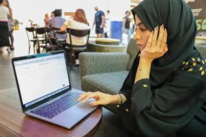 パソコンを見るアラブ女性