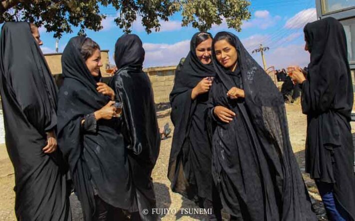 イラン女性のチャドル　イスラム女性の服装