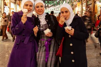 シリアの女性　ブルカ　ヒジャブ、チャドル　イスラム女性の服装