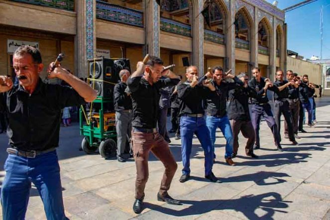 シーア派の祭りアーシューラーの儀式に参加するイラン人男性