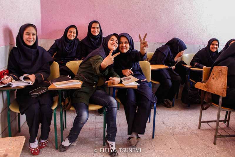 イランの女子学生　イスラム教の女性