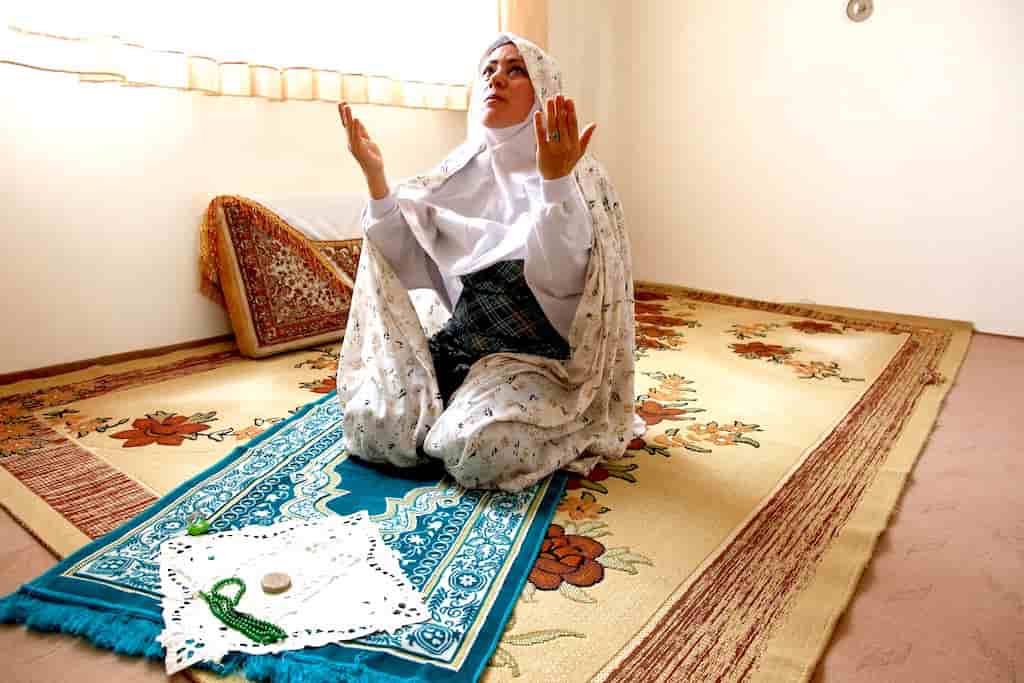 礼拝をするイラン女性
