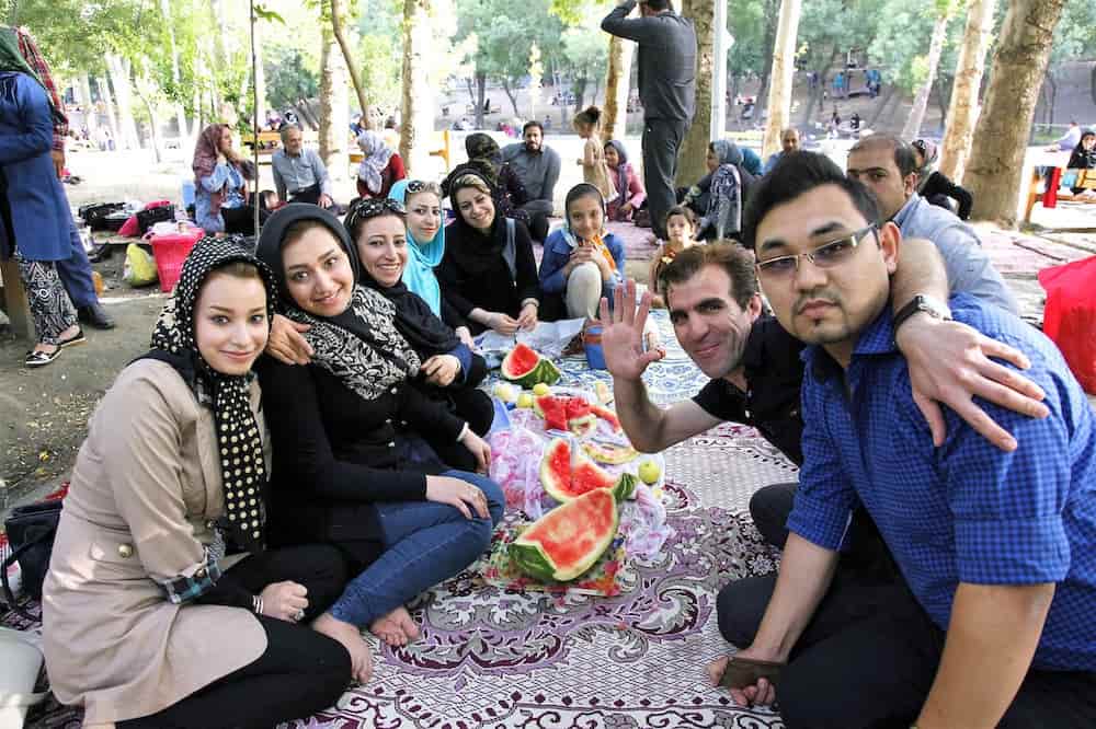 ピクニックをするイラン女性