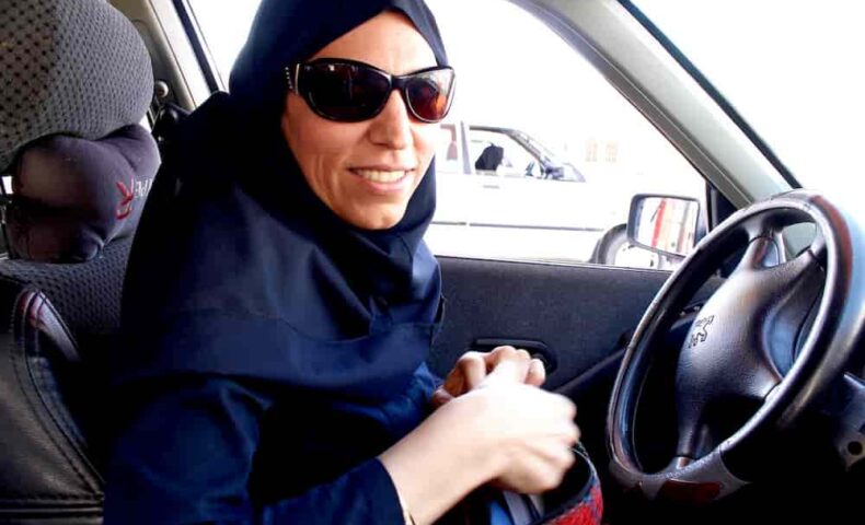 イランの女性タクシー運転手
