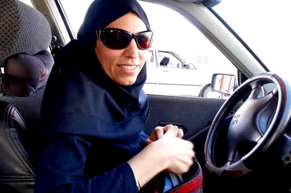 イランの女性タクシー運転手