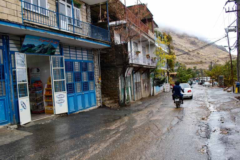 イランのクルディスタン州ホウラマン地方の村