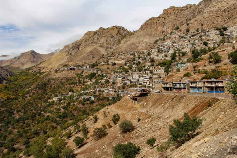 イランのクルディスタン州ホウラマン地方の村