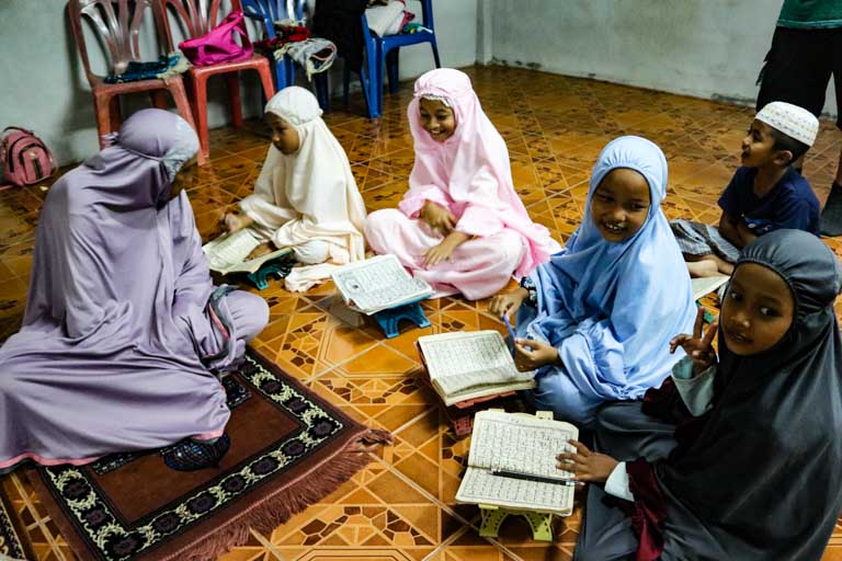 コーランを勉強する女子