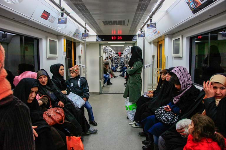 イランの地下鉄　イランの男女隔離
