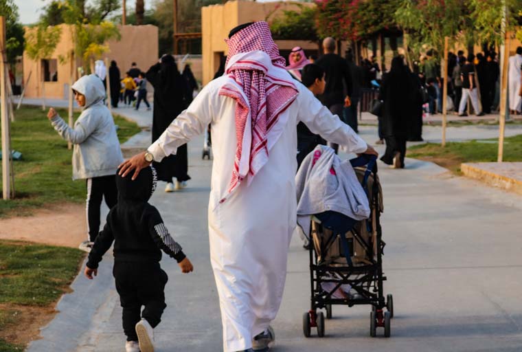サウジアラビア男性の民族衣装トーブとシュマッグ