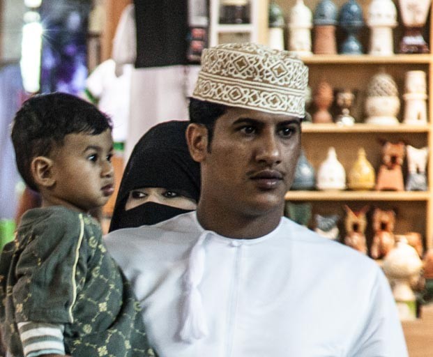 アラブ・オマーン男性の民族衣装とクンマ