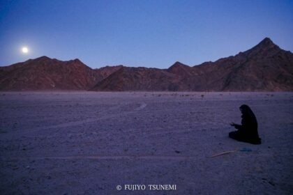 砂漠の遊牧民　desert nomad 砂漠の礼拝