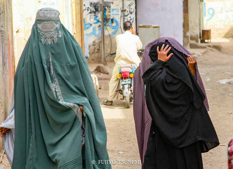 ブルカ　イスラム女性の服装 burqa　　islam woman wear