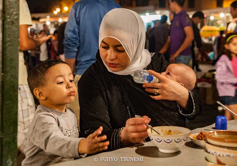 イスラム女性　イスラム教の女性　morocco family モロッコの親子