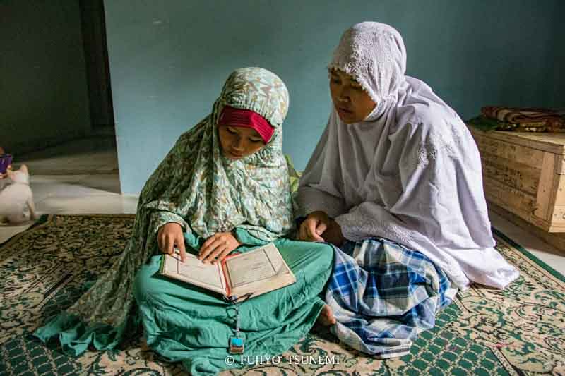 コーラン　koran コーランを読む女性　reading koran