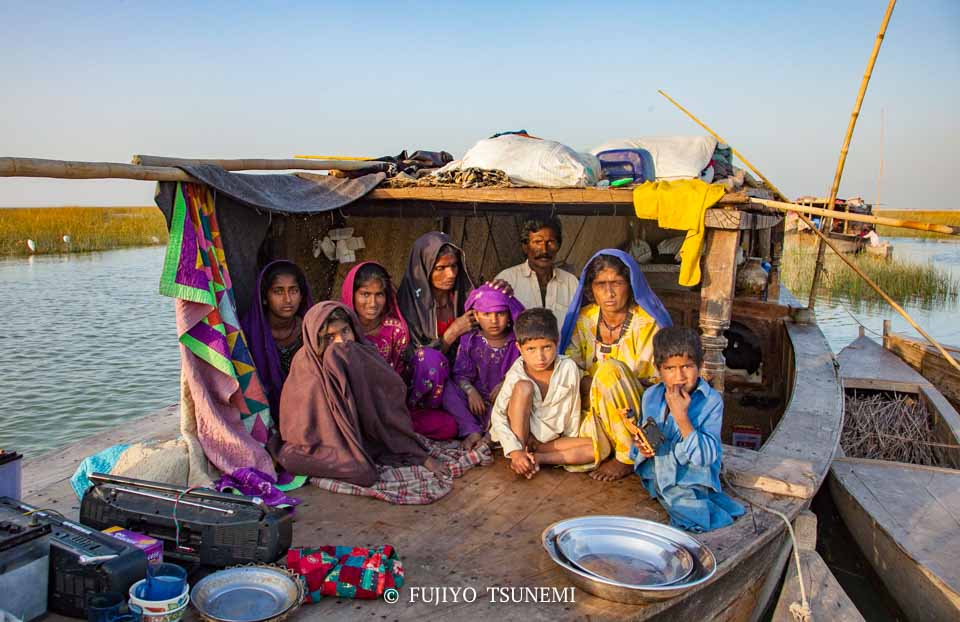 パキスタンの船上家族　船上家屋　pakistan boat family