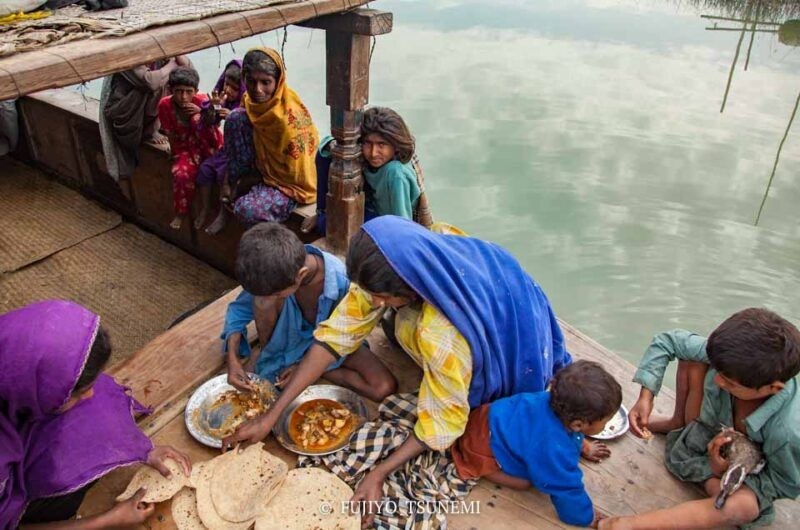 パキスタンの船上家族　船上家屋　pakistan boat family