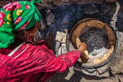 チュニジアの洞窟姉妹　tunisia cave sisters 洞窟の食事