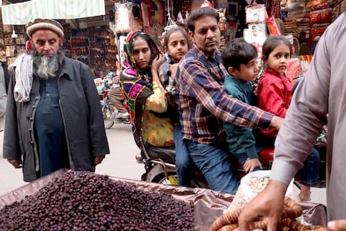 バイクに乗るパキスタン家族　pakistan family on the bike