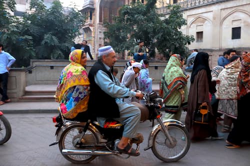 バイクに乗るパキスタン女性　Pakistan-woman-on-bike
