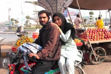 パキスタン女性　パキスタンカップルとバイク　pakistan woman with bike