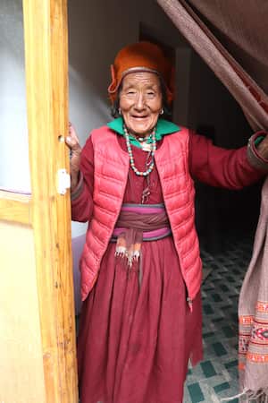 india-ladak-woman インド・ラダックの民族衣装を着た女性