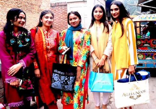 pakistan woman dress shalwar-kameez パキスタン女性の服装　シャルワール・カミーズ