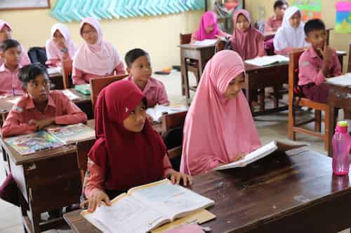 indonesia-girl-scurf　インドネシアの小学校の女子のスカーフ