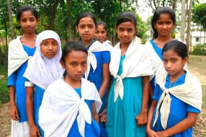 bangradesh-village-school コミッラ近郊の村の小学校女子。