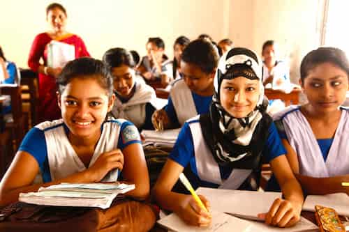 bangradesh-school ダッカの中学校の女子たち。美人が多くて思わず見とれてしまう。