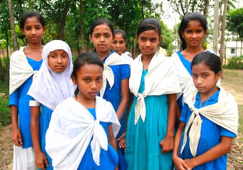 bangradesh-village-school コミッラ近郊の村の小学校女子。