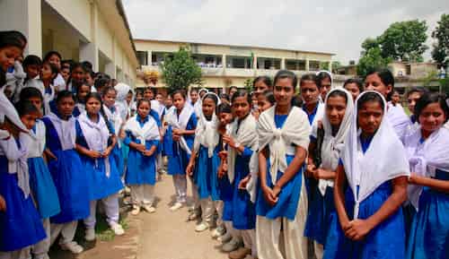 bangladesh-school-girls　バングラデシュの女子中学校。
