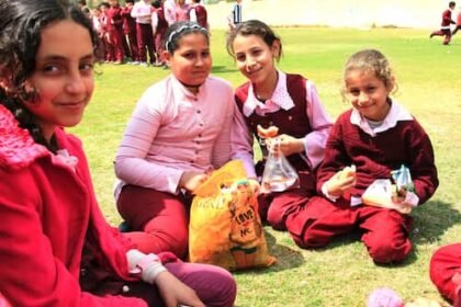 Egypt-school-lunch　エジプトの小学校の昼食休憩