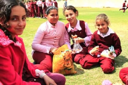 Egypt-school-lunch　エジプトの小学校の昼食休憩