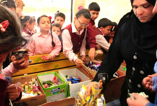 Egypt-school-lunch　エジプトの小学校の昼食休憩