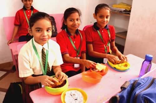 india-school-lunch　インドの小学校の昼食休憩