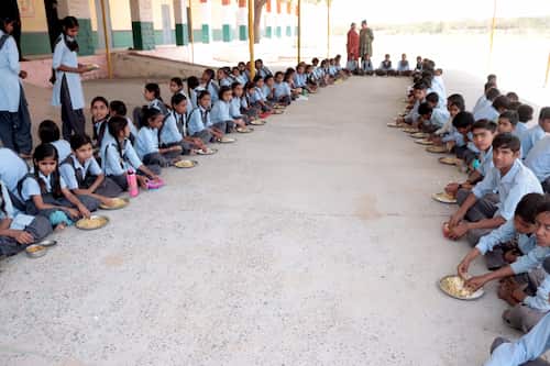 India-school-lunch　インドの小学校の昼食休憩