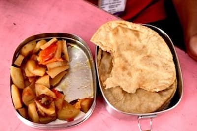 India-school-lunch　インドの小学校の昼食休憩