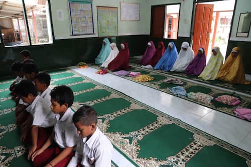 Indonesia-school-praytime　インドネシアの小学校の礼拝