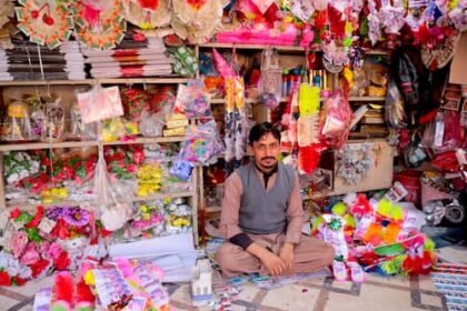 pakistan-peshawar-flower-market パキスタン男性　ペシャワール