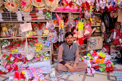 pakistan-peshawar-flower-market パキスタン男性　ペシャワール