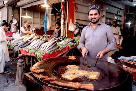 pakistan-peshawar-market パキスタン男性　ペシャワール