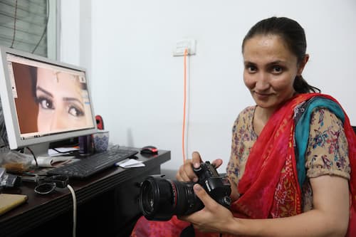 パキスタン女性　女性カメラマン