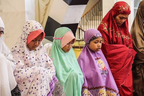 インドネシアの女の子の礼拝　Indonesia-woman-pray
