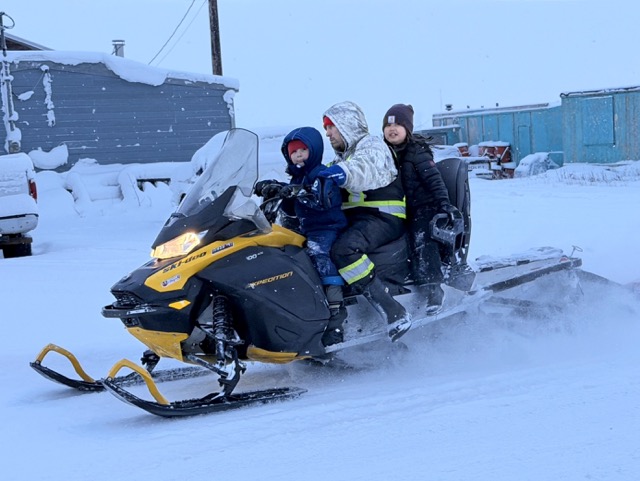 カナダ北極圏Tuktoyaktuk トゥクトヤクトゥク　スノーモービル